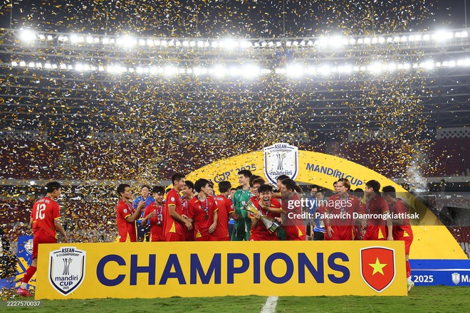 Ảnh nét căng: U23 Việt Nam vui sướng nâng cúp vô địch dưới trời pháo giấy, 1 cầu thủ rước cúp như Messi- Ảnh 3.