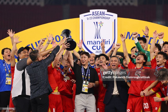 Ảnh nét căng: U23 Việt Nam vui sướng nâng cúp vô địch dưới trời pháo giấy, 1 cầu thủ rước cúp như Messi- Ảnh 1.