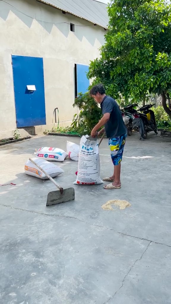 Ăn Cùng Bà Tuyết tăng trưởng 310% trong 6 tháng đầu năm 2025, vì sao bà Tuyết vẫn ở căn nhà còn chưa sơn tường?- Ảnh 7.