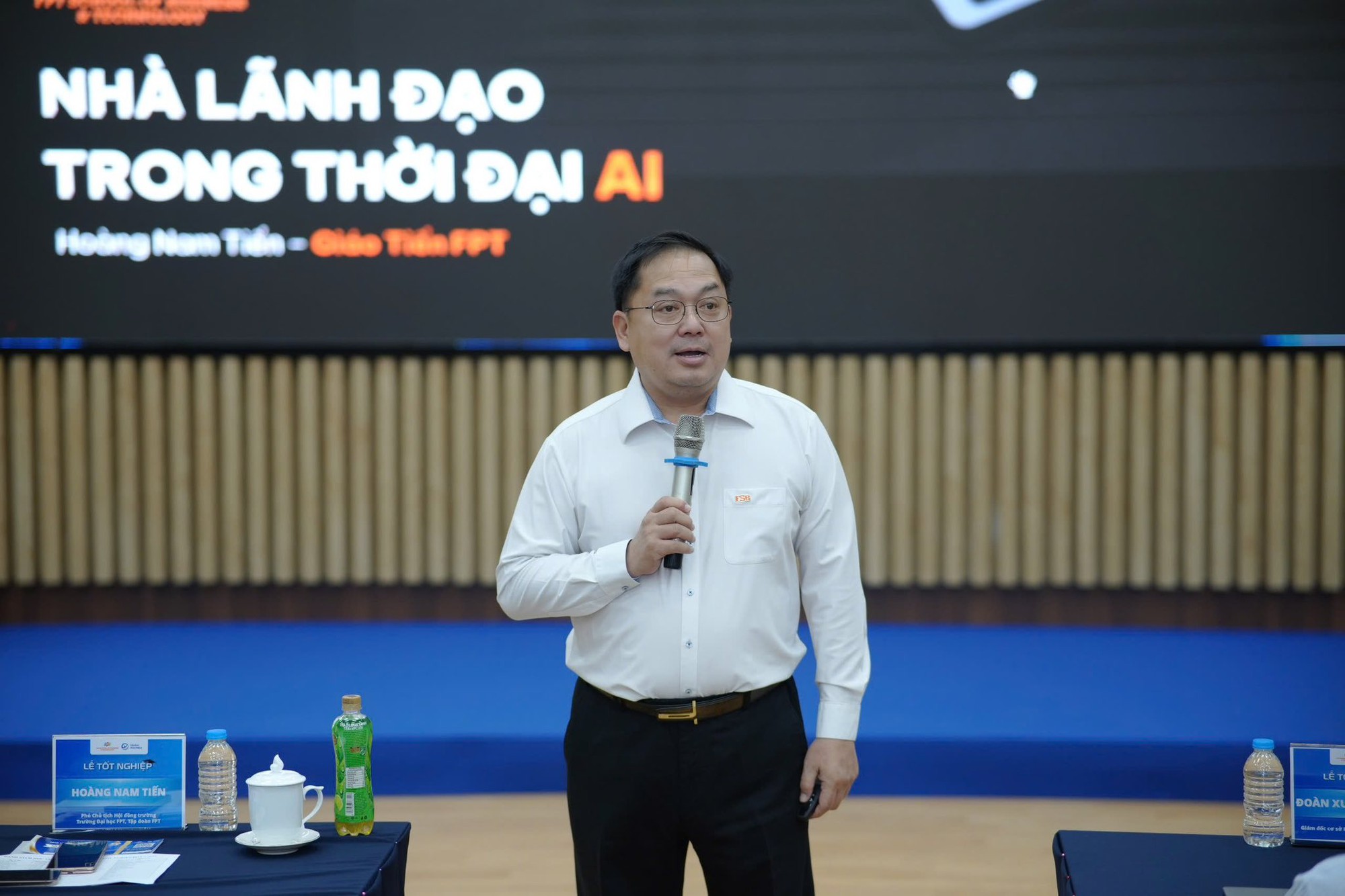Những hình ảnh đời thường gần gũi, luôn sống hết mình của ông Hoàng Nam Tiến