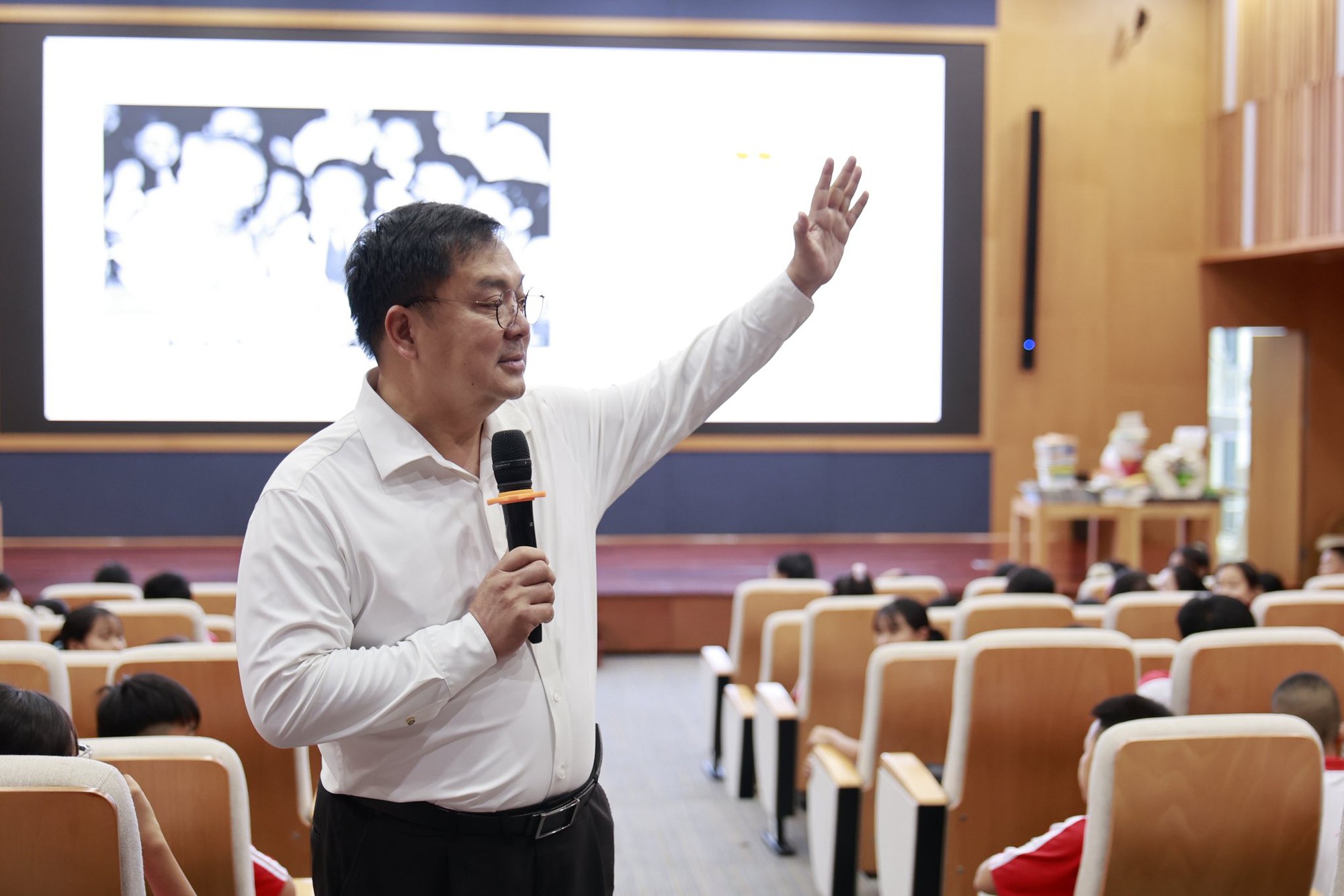 Những hình ảnh đời thường gần gũi, luôn sống hết mình của ông Hoàng Nam Tiến