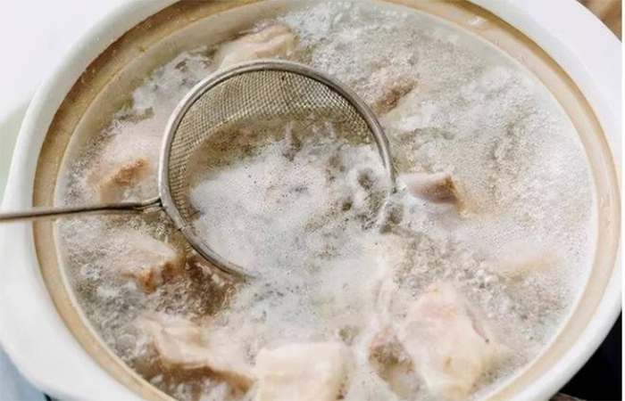 Nước luộc thịt có váng bọt do thực phẩm nhiễm hóa chất?