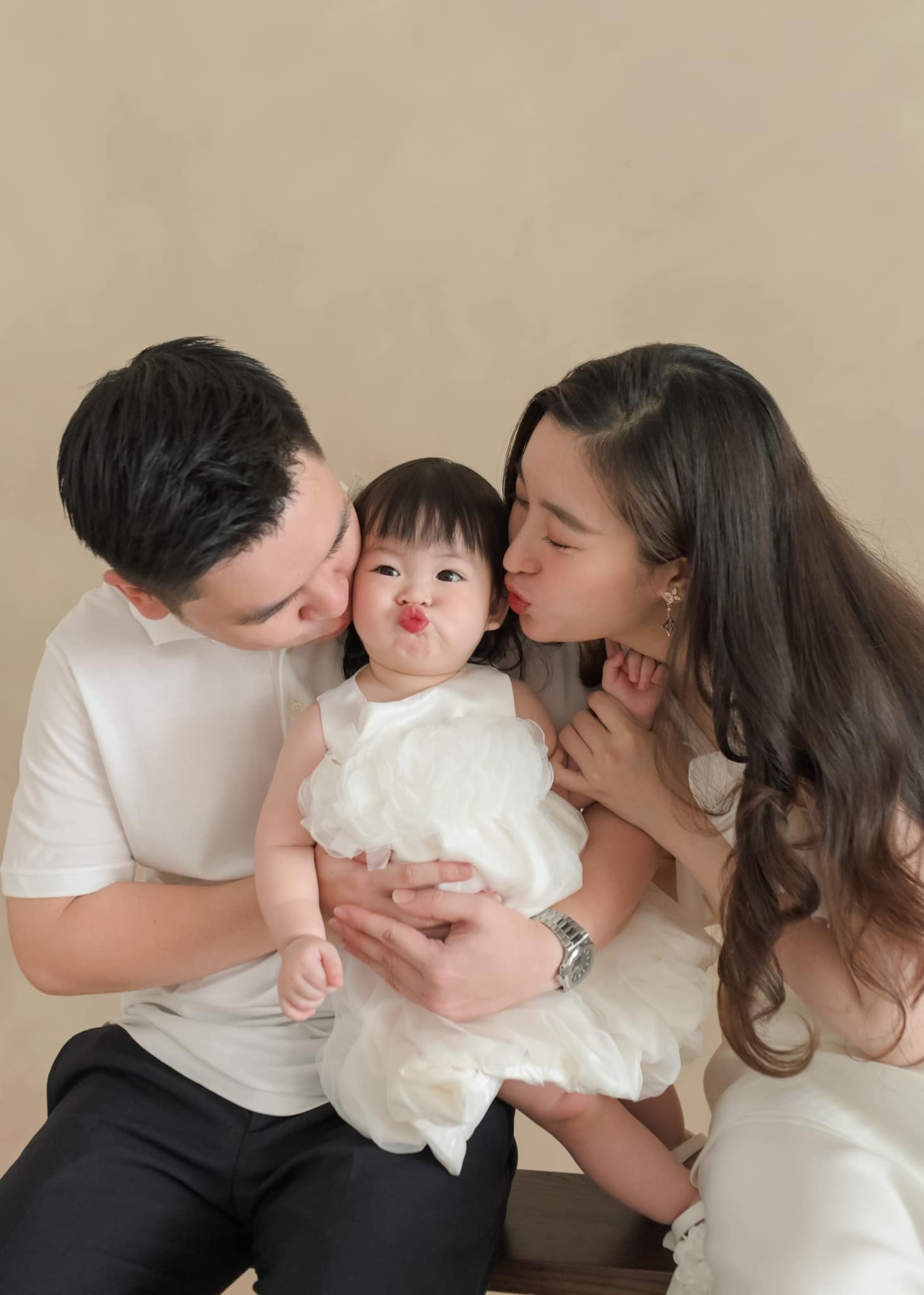 Thiếu gia nhà bầu Hiển chúc mừng sinh nhật con gái yêu, vợ Đỗ Mỹ Linh cũng khoe trọn khoảnh khắc hạnh phúc của gia đình hào môn