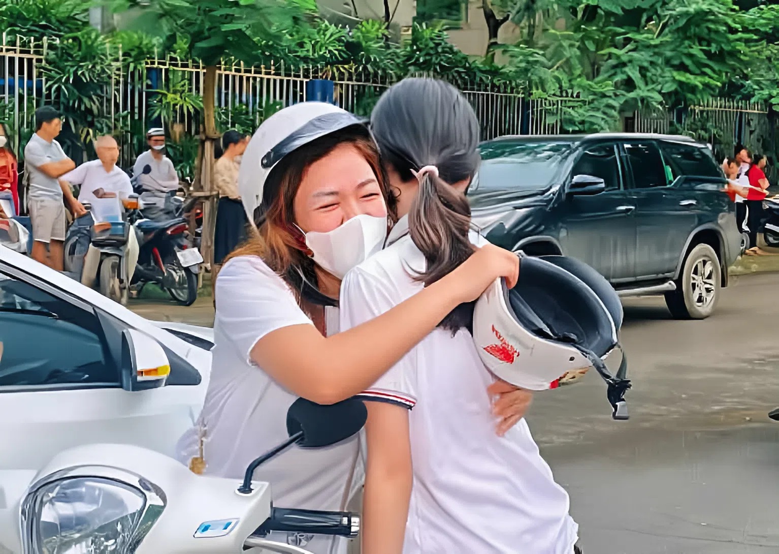 Có chuyện gì mà đêm qua, nhiều phụ huynh Hà Nội căng thẳng không ngủ được, sáng đi làm vẫn không dám rời điện thoại?