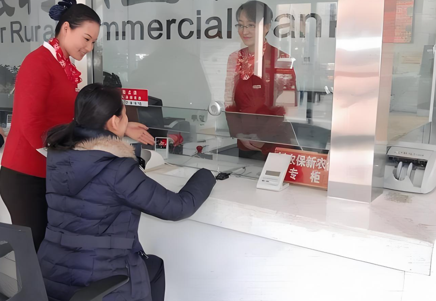 Quét nhà bỗng tìm thấy sổ tiết kiệm tưởng mất vài năm trước, ra ngân hàng lấy tiền thì được thông báo: Đã rút 4 đợt, tài khoản 0 đồng