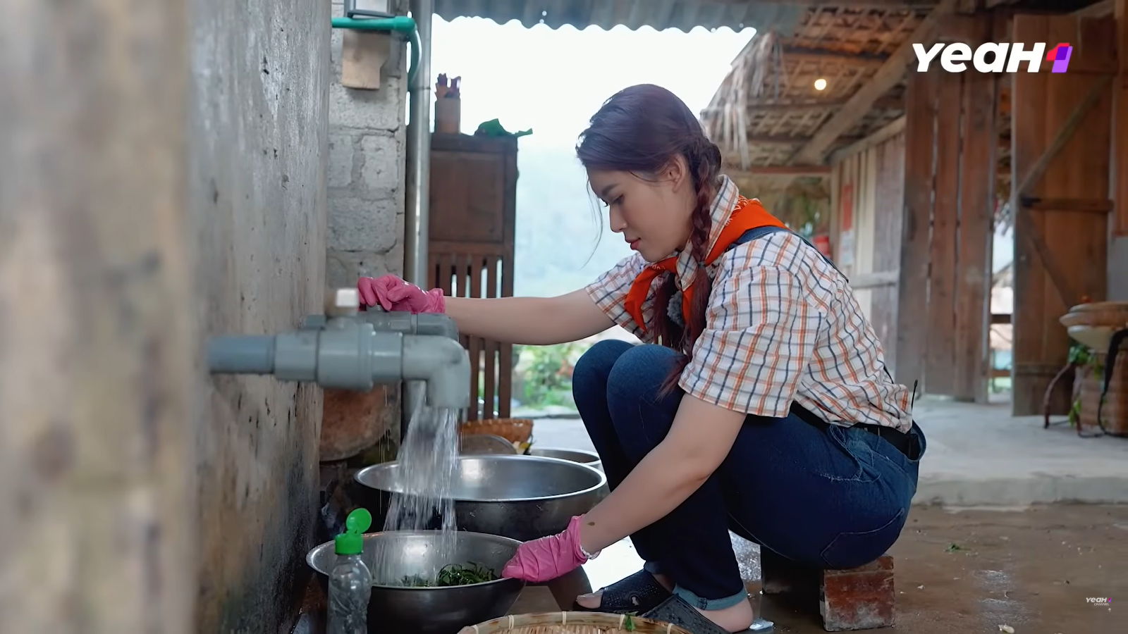 Tiểu thư 7000 tỷ gây sốt ở Gia Đình Haha: Tay quen bóc đồ hiệu giờ nếm cảm giác đào sắn, bẻ măng, cày ruộng hùng hục