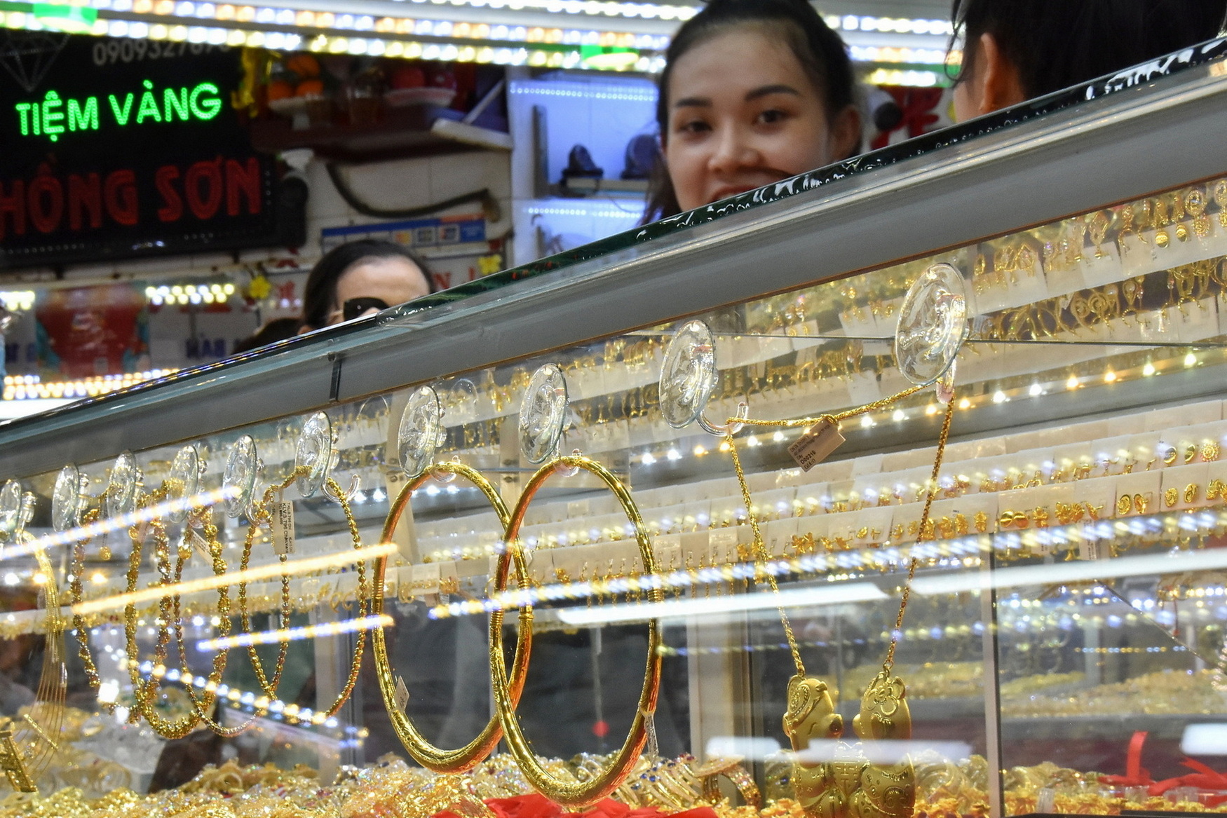 Những điều cần lưu ý khi giá vàng miếng SJC neo cao và vàng thế giới giảm nhẹ- Ảnh 1.