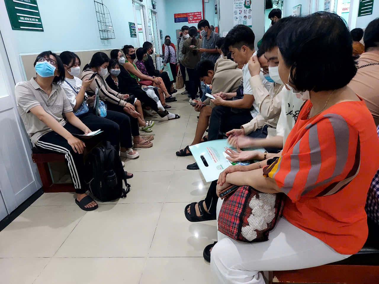 Hiểu đúng về mức hưởng 100% chi phí khám, chữa bệnh BHYT- Ảnh 1. Hiểu đúng về mức hưởng 100% chi phí khám, chữa bệnh BHYT- Ảnh 1.