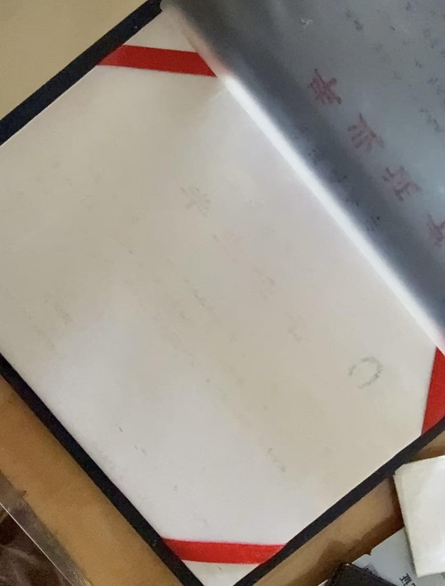 Lôi bằng đại học cất trong tủ ra xem lại, chàng trai không tin nổi vào mắt mình: Thôi xong, "toang" 4 năm ăn học!- Ảnh 1.