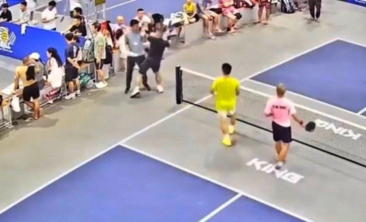 VIDEO: VĐV pickleball dùng vợt đánh thẳng vào đầu trọng tài- Ảnh 1.
