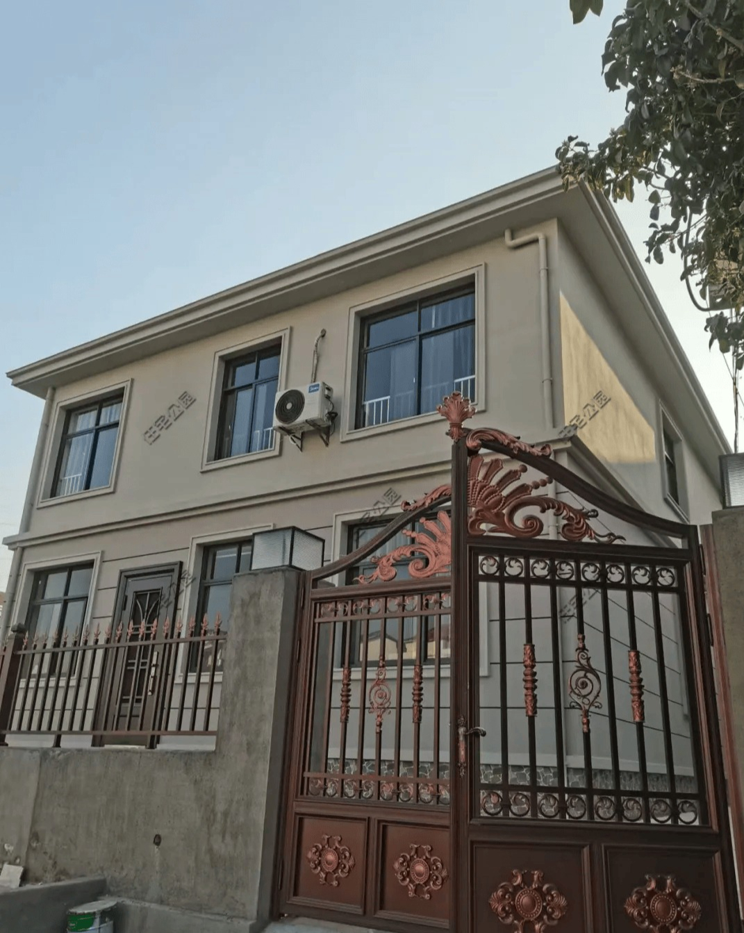 Tổ tiên nhắc: Cổng cao hơn nhà là "phá phong thủy", lộc lá đội nón ra đi, vận khí tuột dốc không phanh - Ảnh 1. Tổ tiên nhắc: Cổng cao hơn nhà là "phá phong thủy", lộc lá đội nón ra đi, vận khí tuột dốc không phanh - Ảnh 1.