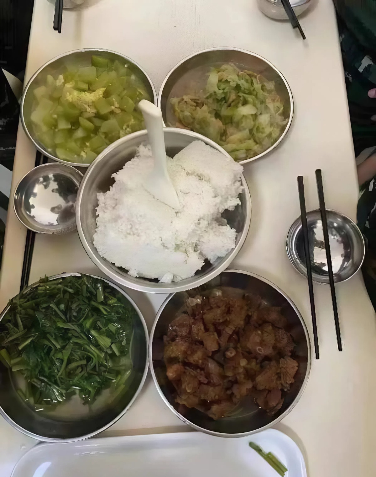 Phụ huynh khóc ròng khi con đi trại hè 40 triệu: 12 đứa trẻ nhồi nhét một phòng, suất ăn nghèo nàn và mắc một chứng bệnh- Ảnh 5.