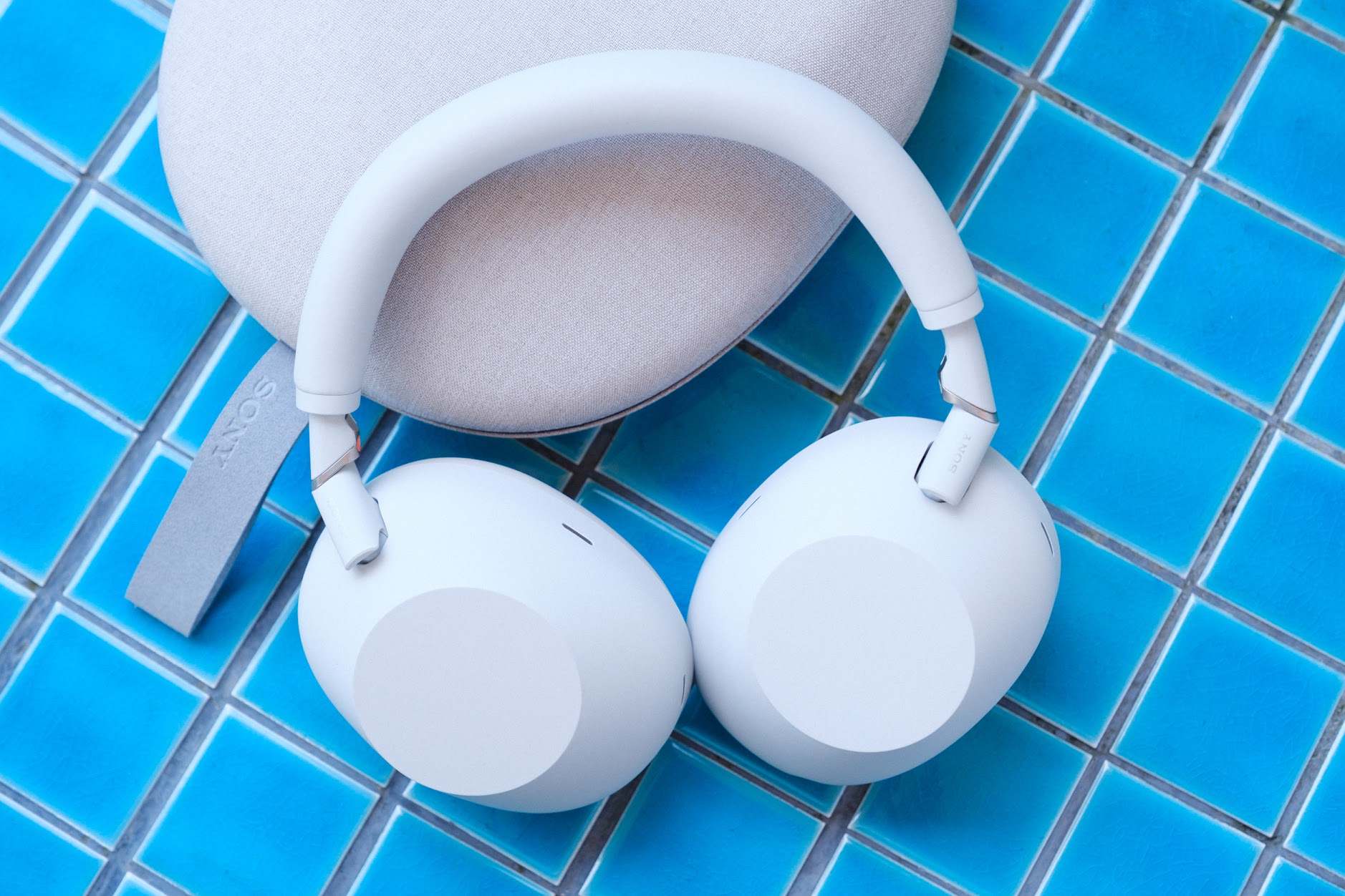SONY WH1000XM6: Có thật sự xứng với kỳ vọng 'vua chống ồn' của tai nghe 2025?- Ảnh 4. SONY WH1000XM6: Có thật sự xứng với kỳ vọng 'vua chống ồn' của tai nghe 2025?- Ảnh 4.