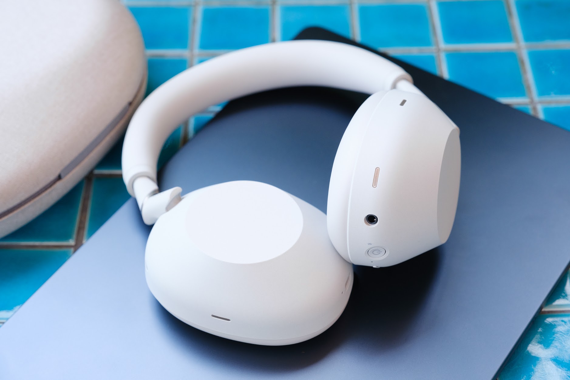 SONY WH1000XM6: Có thật sự xứng với kỳ vọng 'vua chống ồn' của tai nghe 2025?- Ảnh 6. SONY WH1000XM6: Có thật sự xứng với kỳ vọng 'vua chống ồn' của tai nghe 2025?- Ảnh 6.