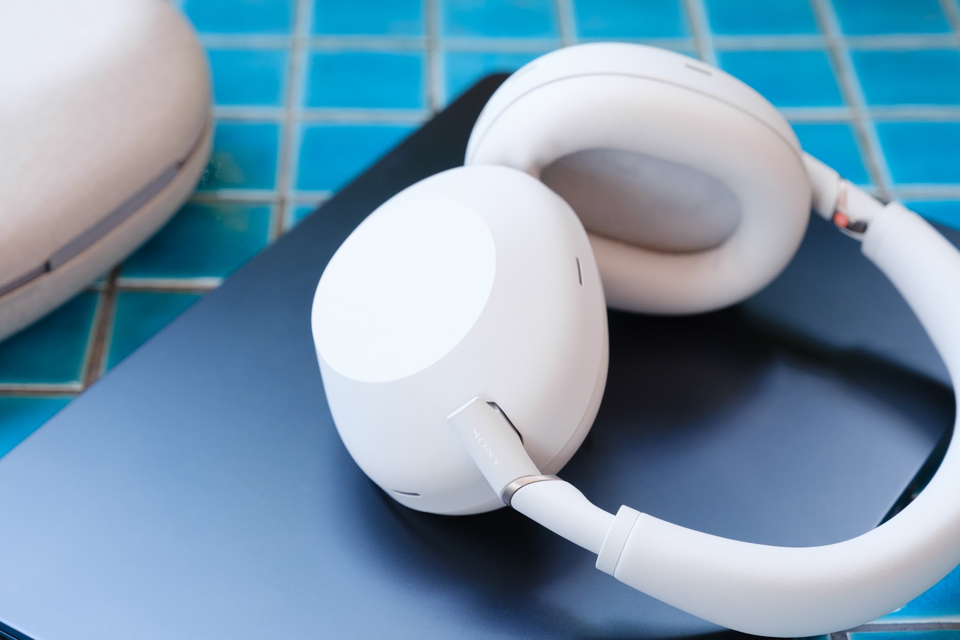 SONY WH1000XM6: Có thật sự xứng với kỳ vọng 'vua chống ồn' của tai nghe 2025?- Ảnh 8. SONY WH1000XM6: Có thật sự xứng với kỳ vọng 'vua chống ồn' của tai nghe 2025?- Ảnh 8.