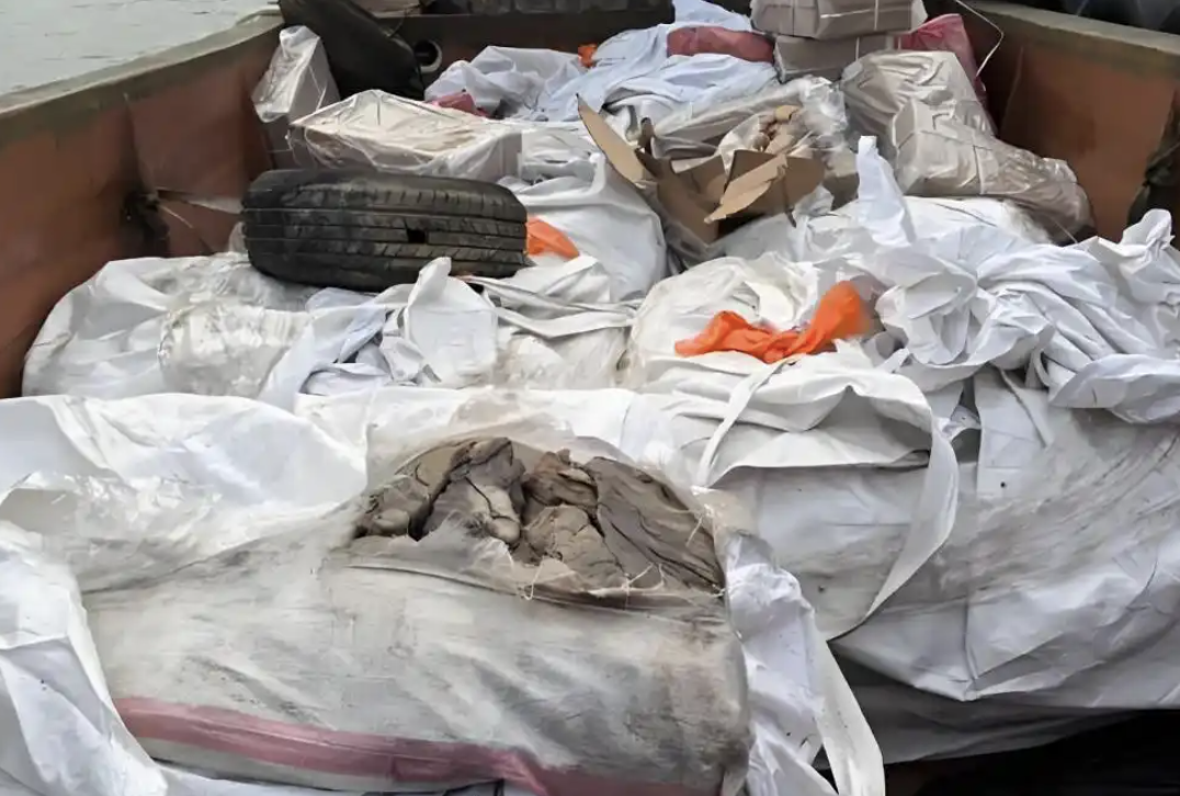 Rùng mình: Đột kích kho lạnh, tịch thu 100 tấn thịt bẩn chất thành đống, sắp chuyển đến các nhà hàng lẩu, nướng tổng giá trị lên tới hơn 18 tỷ đồng- Ảnh 2.