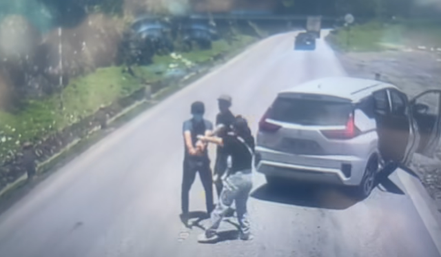 Vụ người đàn ông cầm vật giống súng bước xuống từ ô tô 7 chỗ đe dọa tài xế xe tải: Tiết lộ nguồn cơn- Ảnh 1.