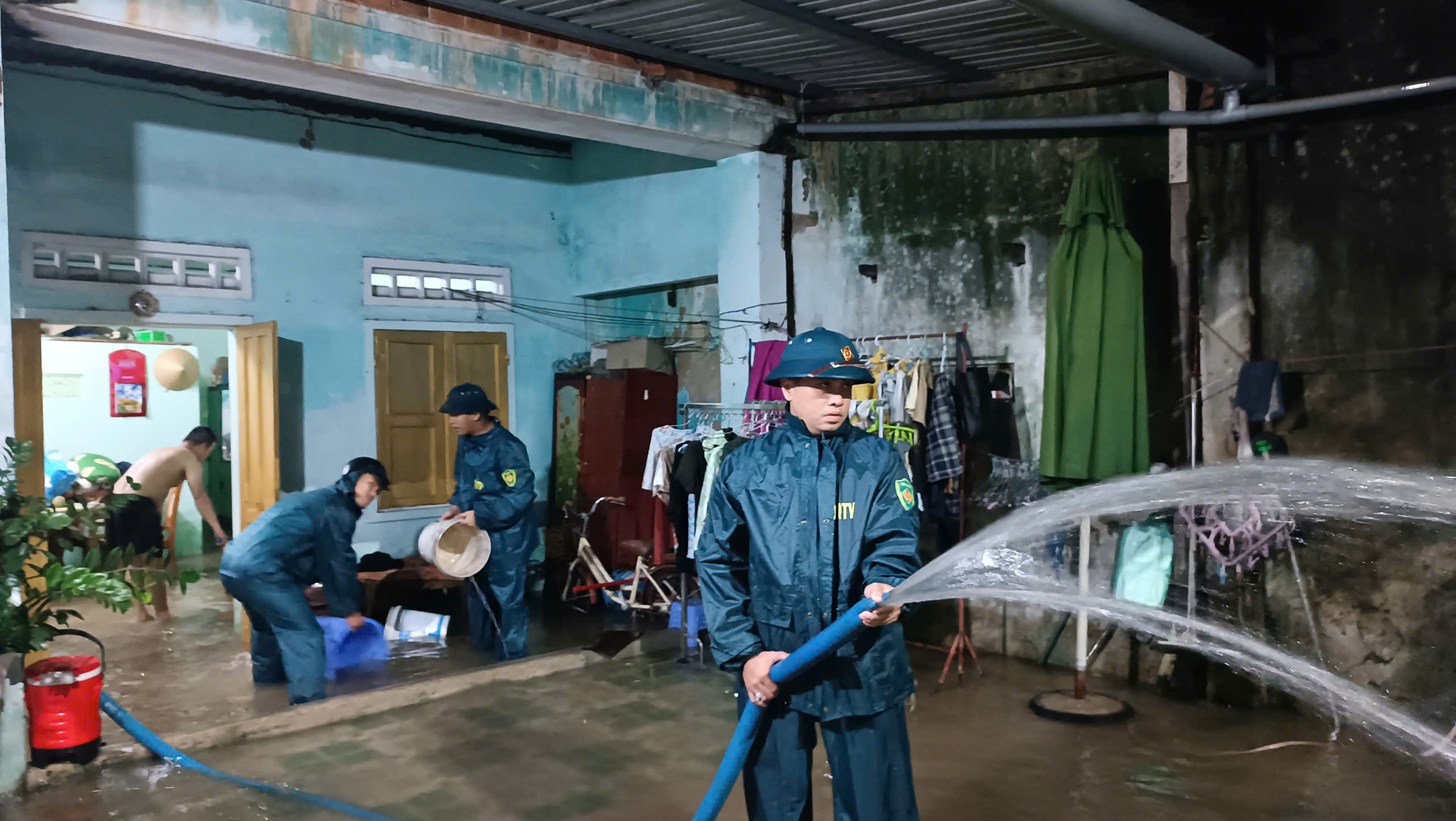 Đà Nẵng ngập nặng do mưa lớn, công an, dân quân xung kích giúp dân - Ảnh 2. Đà Nẵng ngập nặng do mưa lớn, công an, dân quân xung kích giúp dân - Ảnh 2.
