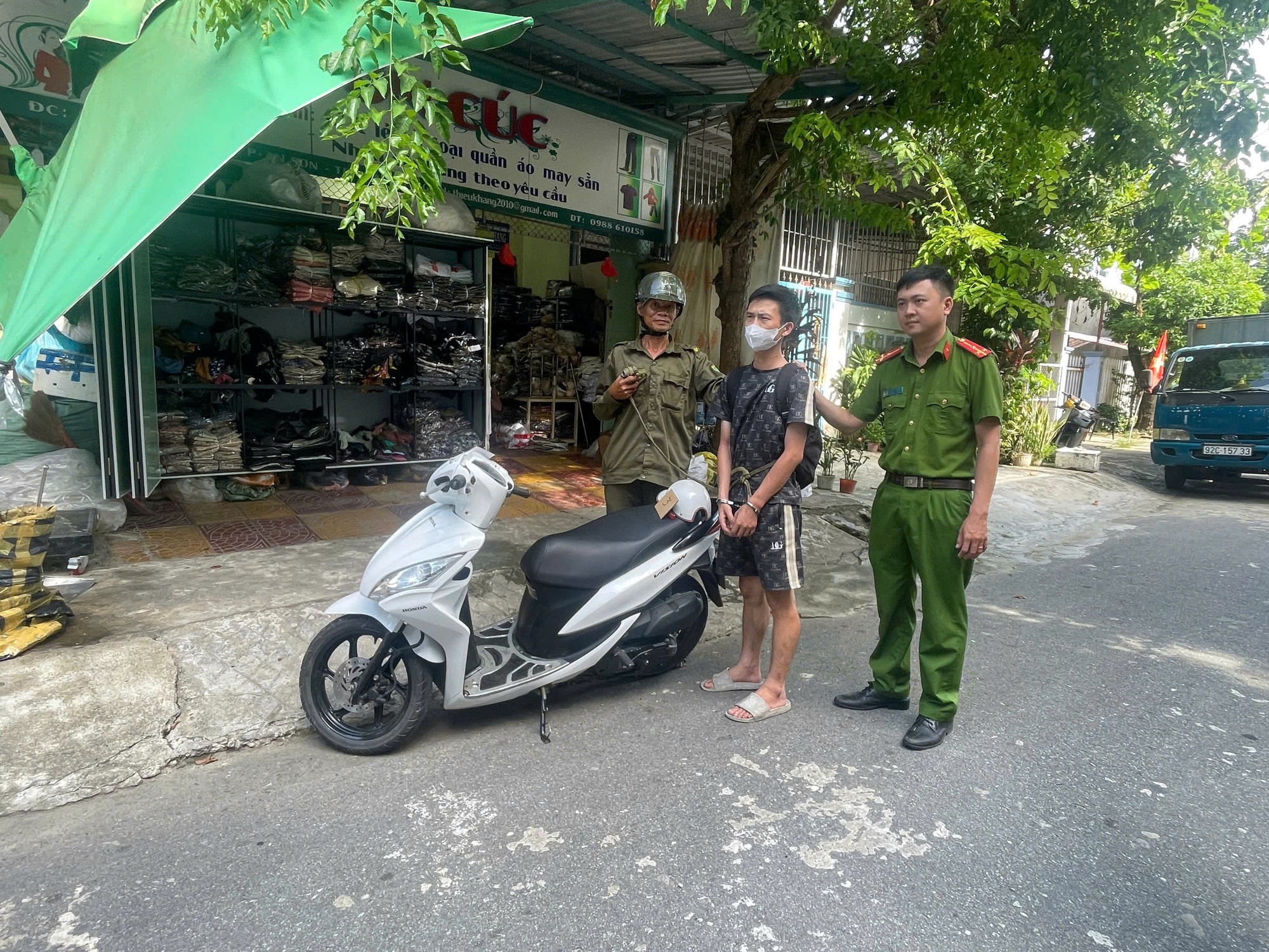 Bắt "nóng" kẻ trộm loạt xe máy của người dân ở Đà Nẵng- Ảnh 1.