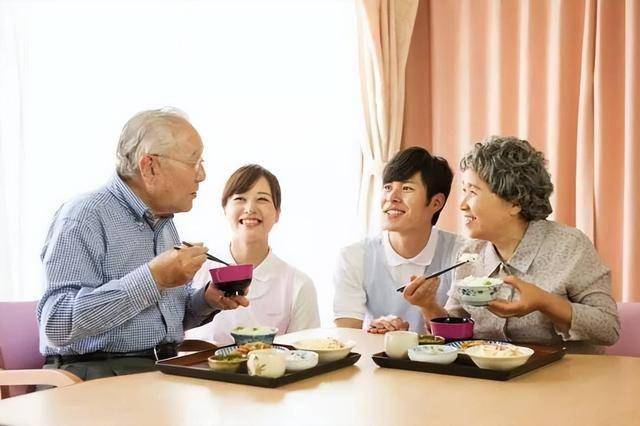 Nhìn vào việc ăn uống có thể biết mình sống được bao lâu: Người có tuổi thọ cao thường có 5 điểm này khi ăn