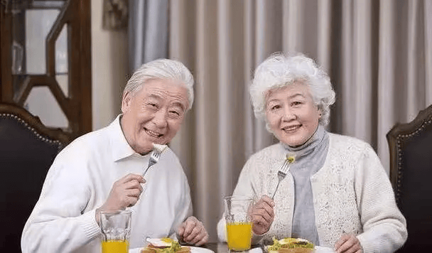Nhìn vào việc ăn uống có thể biết mình sống được bao lâu: Người có tuổi thọ cao thường có 5 điểm này khi ăn