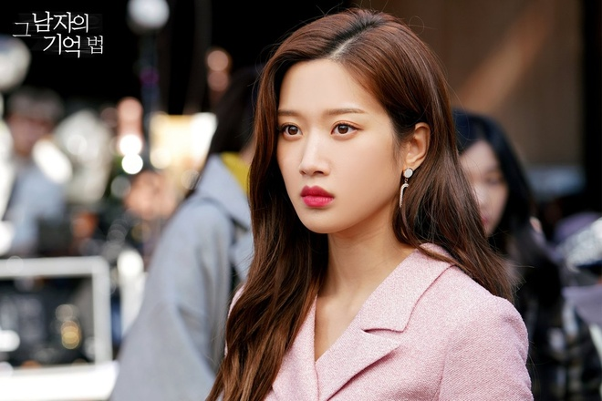 Cả showbiz phải chịu thua khi tiểu thư tài phiệt này lên đồ, siêu sang từ phim đến đời không cần phải diễn