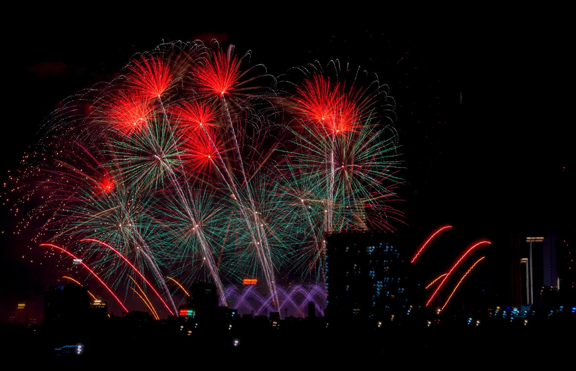 Vé xem chung kết pháo hoa Đà Nẵng cháy vé , khách sạn kín phòng - Ảnh 1. Vé xem chung kết pháo hoa Đà Nẵng cháy vé , khách sạn kín phòng - Ảnh 1.