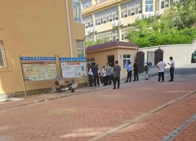 Trường ĐH khiến netizen bức xúc vì tổ chức lễ tốt nghiệp xa hoa, nhưng lại để quản lý KTX qua đời trong căn phòng 6m2 nóng 51 độ- Ảnh 1. Trường ĐH khiến netizen bức xúc vì tổ chức lễ tốt nghiệp xa hoa, nhưng lại để quản lý KTX qua đời trong căn phòng 6m2 nóng 51 độ- Ảnh 1.