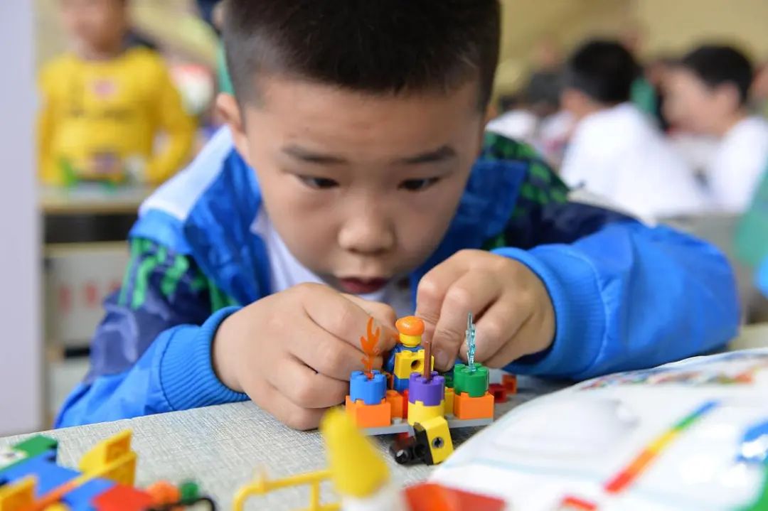Nhìn thấy đứa trẻ chăm chỉ đừng vội khen, học sinh giỏi thật sự có 4 ĐẶC ĐIỂM sau, chăm chỉ không phải điều tiên quyết!