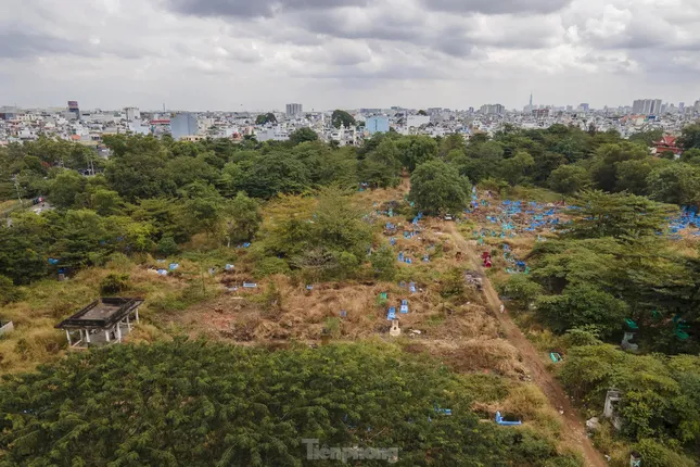 Cận cảnh nghĩa trang lớn nhất TPHCM sắp thành trường học- Ảnh 1.