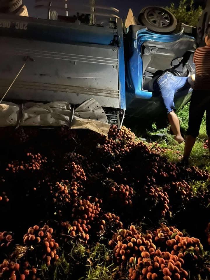 Vụ người dân nhặt vải từ xe tải gặp nạn: Chủ xe được ủng hộ 40 triệu đồng, bị nhiều người gọi điện mắng