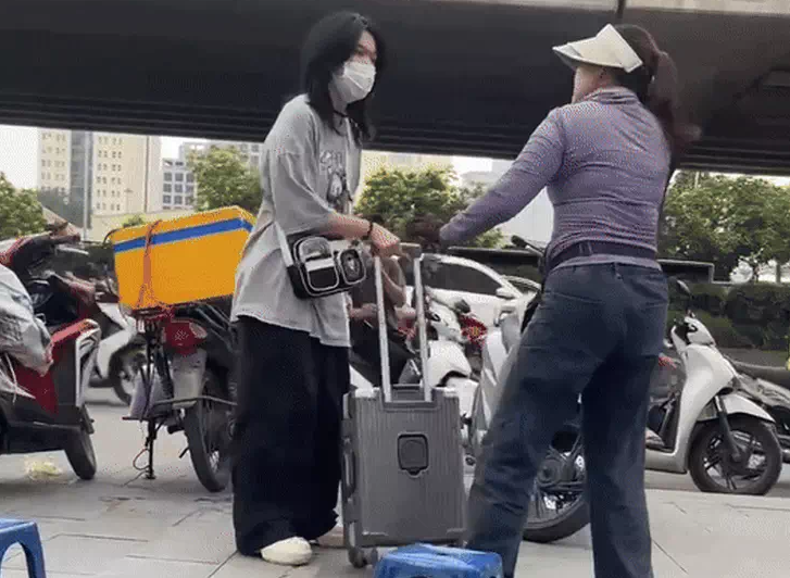 Hà Nội: Xử phạt người phụ nữ bán trà đá đuổi cô gái ở khu vực Bến xe Mỹ Đình