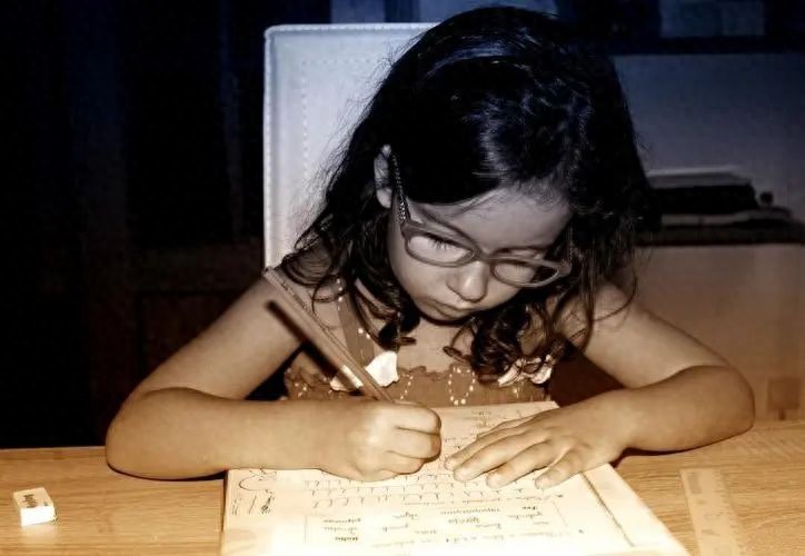 Nhìn thấy đứa trẻ chăm chỉ đừng vội khen, học sinh giỏi thật sự có 4 ĐẶC ĐIỂM sau, chăm chỉ không phải điều tiên quyết!