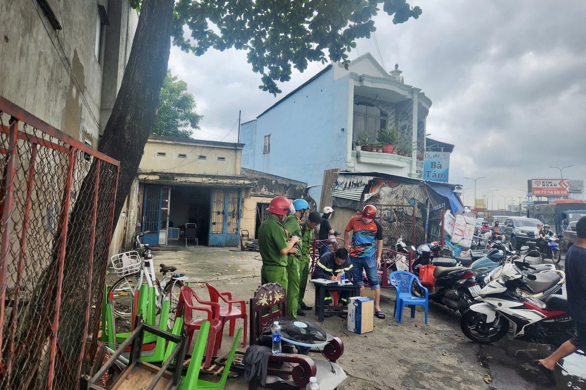 Cháy dãy phòng trọ ở TP HCM, khói lửa bốc dữ dội- Ảnh 3. Cháy dãy phòng trọ ở TP HCM, khói lửa bốc dữ dội- Ảnh 3.