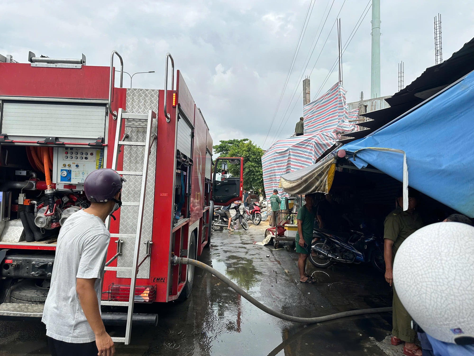 Cháy dãy phòng trọ ở TP HCM, khói lửa bốc dữ dội- Ảnh 2. Cháy dãy phòng trọ ở TP HCM, khói lửa bốc dữ dội- Ảnh 2.