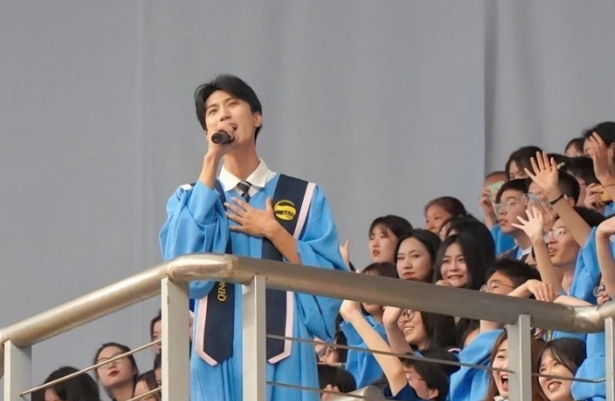 Trường ĐH khiến netizen bức xúc vì tổ chức lễ tốt nghiệp xa hoa, nhưng lại để quản lý KTX qua đời trong căn phòng 6m2 nóng 51 độ- Ảnh 3. Trường ĐH khiến netizen bức xúc vì tổ chức lễ tốt nghiệp xa hoa, nhưng lại để quản lý KTX qua đời trong căn phòng 6m2 nóng 51 độ- Ảnh 3.