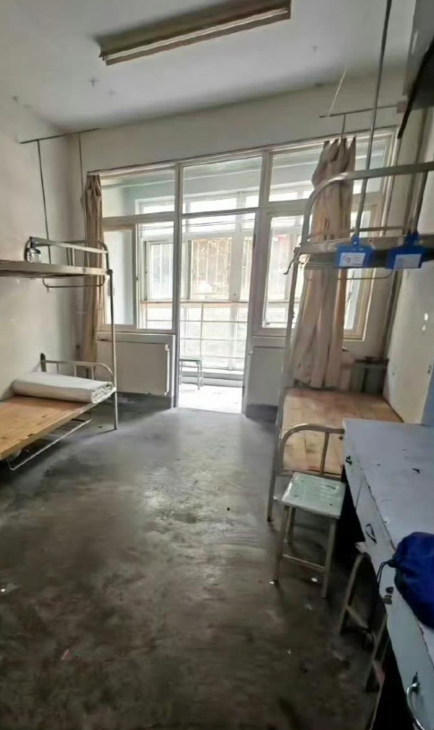Trường ĐH khiến netizen bức xúc vì tổ chức lễ tốt nghiệp xa hoa, nhưng lại để quản lý KTX qua đời trong căn phòng 6m2 nóng 51 độ- Ảnh 5. Trường ĐH khiến netizen bức xúc vì tổ chức lễ tốt nghiệp xa hoa, nhưng lại để quản lý KTX qua đời trong căn phòng 6m2 nóng 51 độ- Ảnh 5.