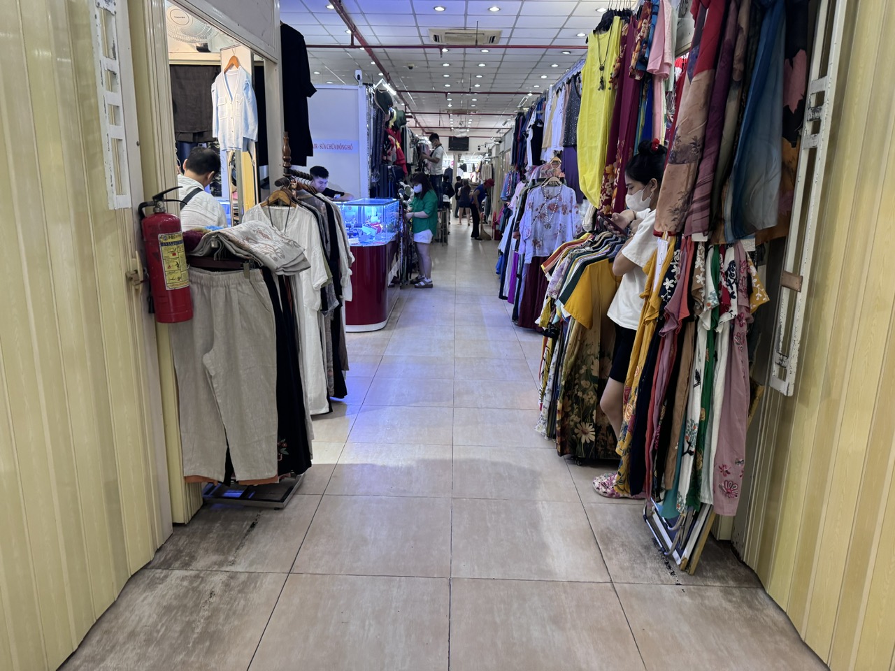 Hoạt động mua bán tại Saigon Square ra sao sau các đợt kiểm tra hàng giả? - Ảnh 2.