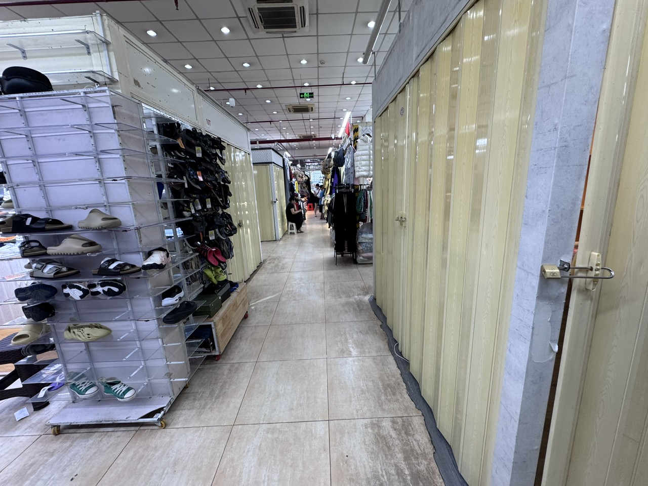 Hoạt động mua bán tại Saigon Square ra sao sau các đợt kiểm tra hàng giả? - Ảnh 1.