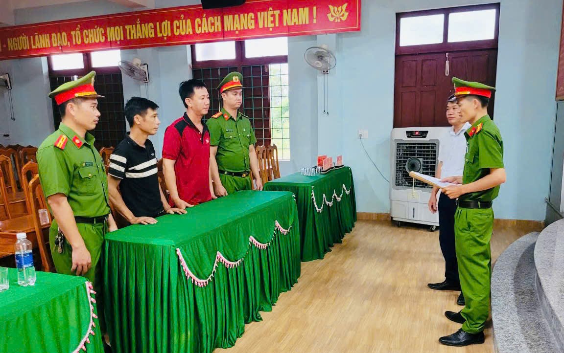 Cảnh sát đột kích căn nhà khóa kín, phát hiện điều bất ngờ của 6 người đàn ông- Ảnh 1. Cảnh sát đột kích căn nhà khóa kín, phát hiện điều bất ngờ của 6 người đàn ông- Ảnh 1.