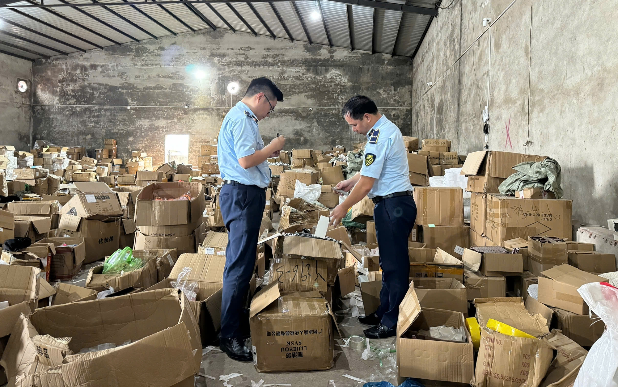 Ập vào kiểm tra kho hàng "ẩn danh" ở Quảng Ninh, phát hiện ra một sự thật - Ảnh 1.