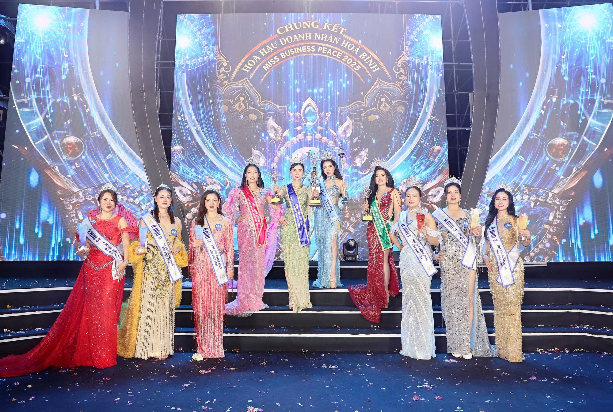 Giám đốc Spa, chủ nhà hàng Bê thui vừa đăng quang Hoa hậu, Á hậu doanh nhân - Ảnh 1.