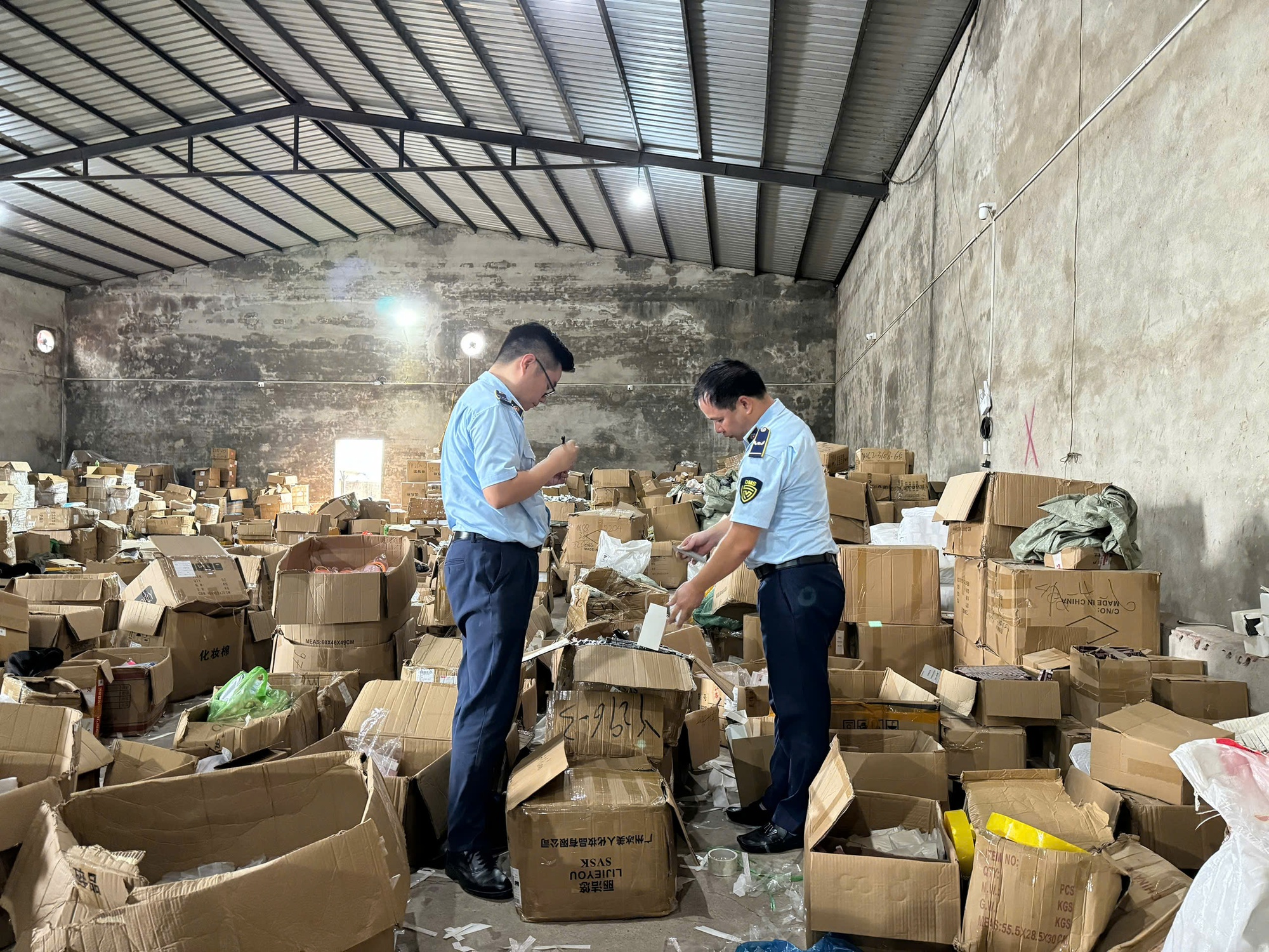 Chủ kho đã qua đời nhưng hơn 47.000 hàng lậu vẫn được điều hành từ Trung Quốc, 'chạy đơn' rầm rộ trên TikTok- Ảnh 1. Chủ kho đã qua đời nhưng hơn 47.000 hàng lậu vẫn được điều hành từ Trung Quốc, 'chạy đơn' rầm rộ trên TikTok- Ảnh 1.