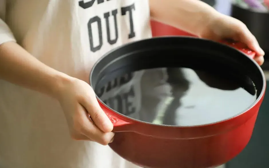 Một người nấu ăn, cả nhà mắc ung thư? 8 thói quen nấu ăn khiến gia đình bạn ăn gấp đôi chất gây ung thư - Ảnh 1. Một người nấu ăn, cả nhà mắc ung thư? 8 thói quen nấu ăn khiến gia đình bạn ăn gấp đôi chất gây ung thư - Ảnh 1.