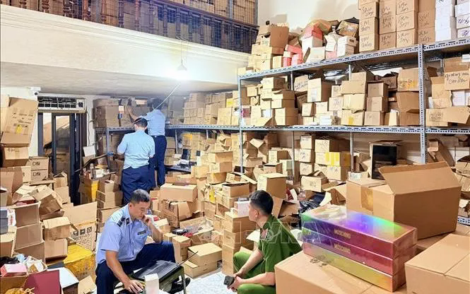 Hà Nội xử lý hơn 2.000 vụ buôn lậu, hàng giả trong 6 tháng đầu năm - Ảnh 1.
