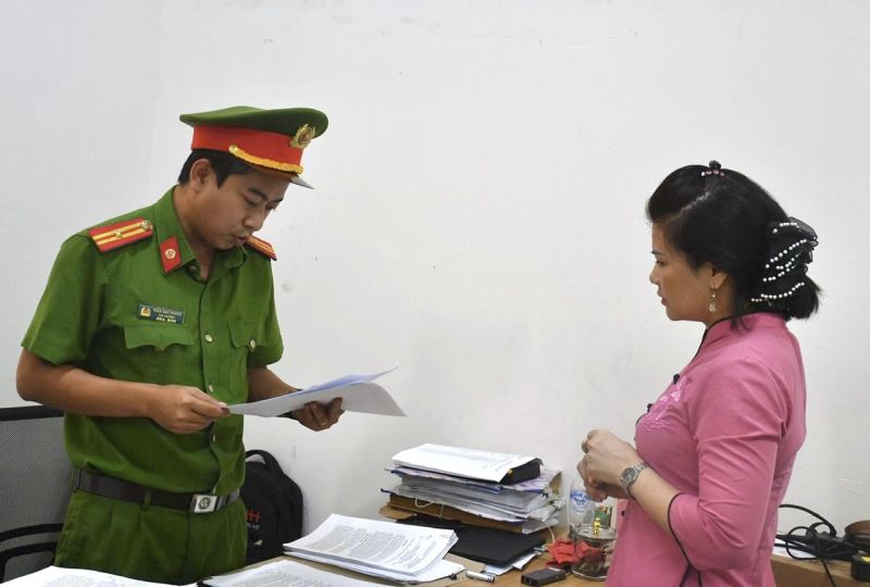 Bắt bảo mẫu ném bé trai 14 tháng tuổi xuống nền nhà gây chấn thương sọ não- Ảnh 1.