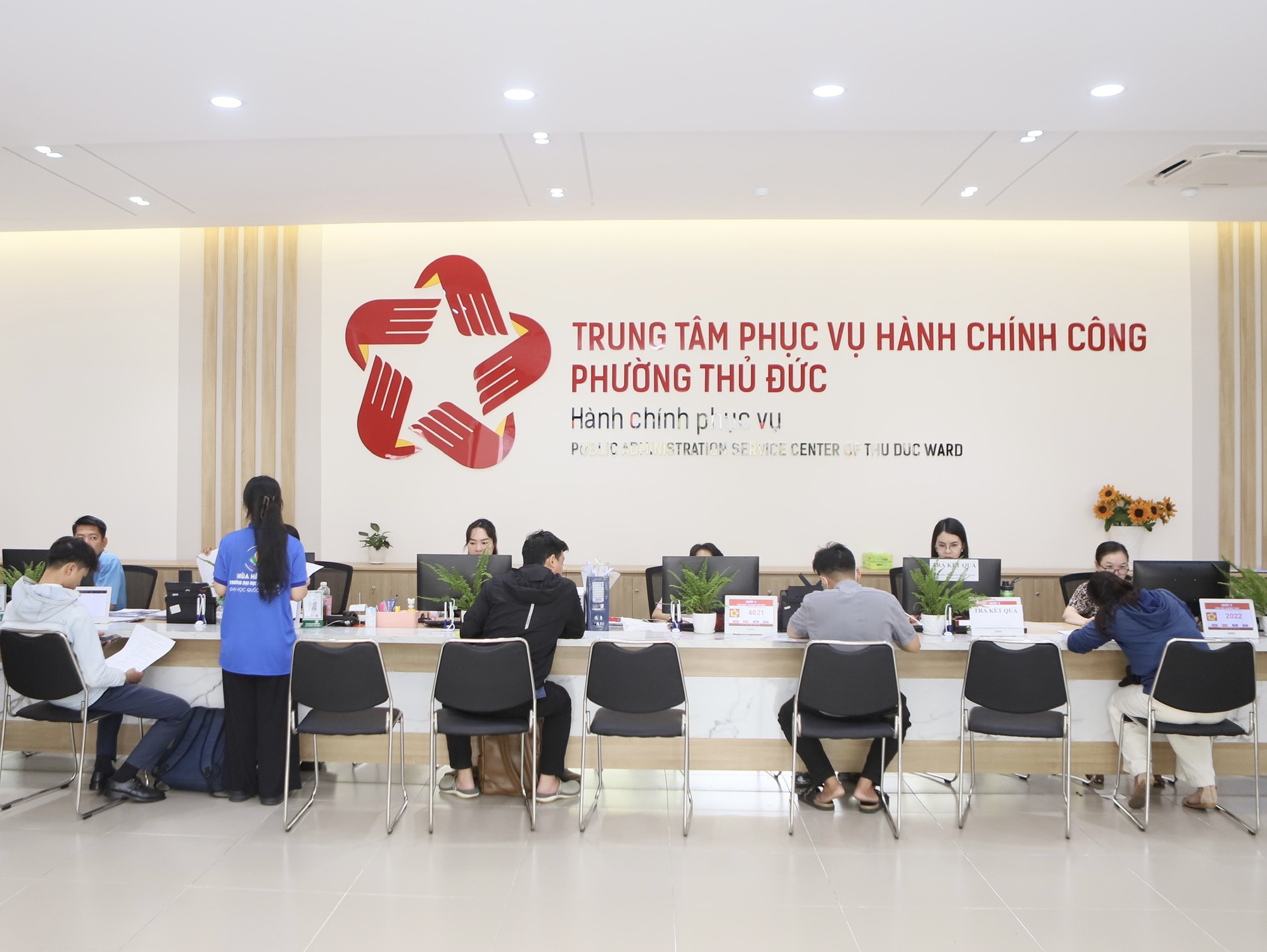 TP HCM: Cận cảnh nơi làm thủ tục hành chính đầu tiên có robot tiếp dân sau một tháng vận hành- Ảnh 1.