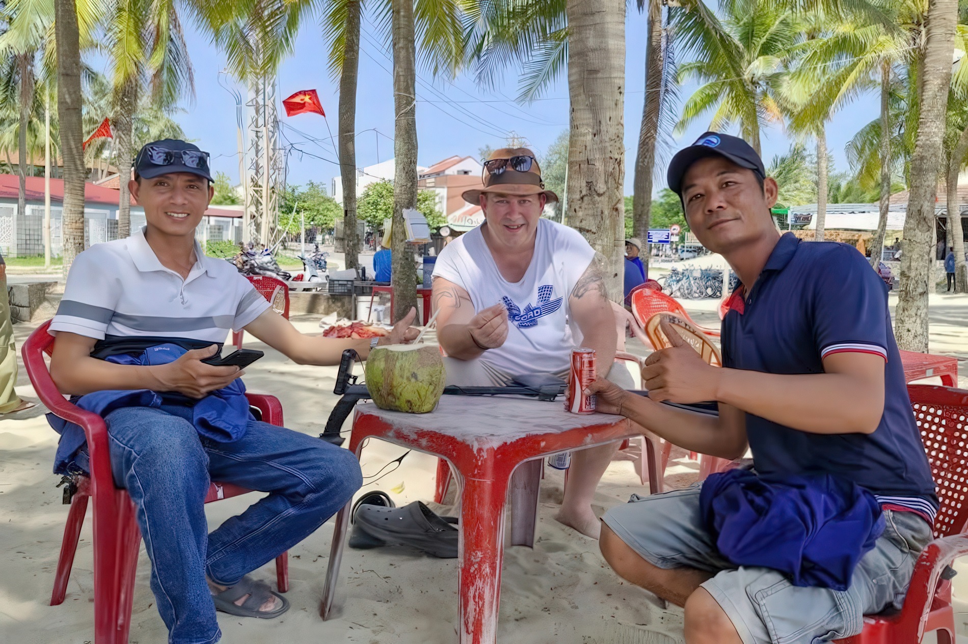 Khách Tây òa khóc khi được người dân giúp tìm lại nhẫn kim cương đánh rơi ở biển Đà Nẵng- Ảnh 3.