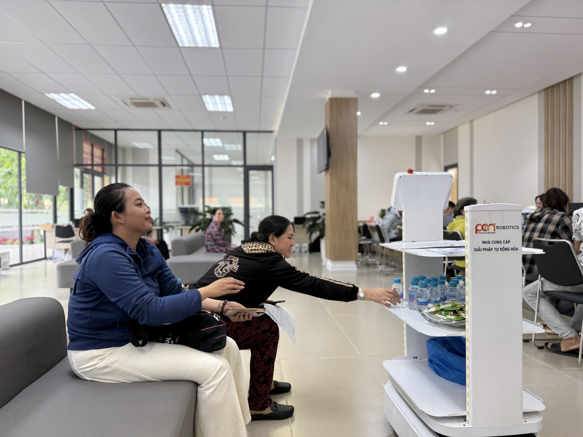 TP HCM: Cận cảnh nơi làm thủ tục hành chính đầu tiên có robot tiếp dân sau một tháng vận hành- Ảnh 4.