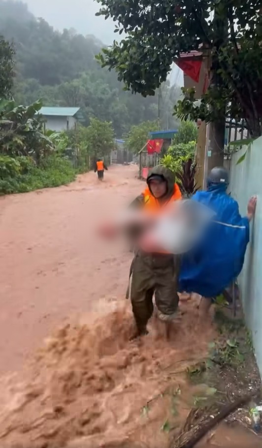 Mưa lũ nghiêm trọng khiến 14 người chết và mất tích: Đau lòng tiếng gào thét trong bất lực của người dân Điện Biên- Ảnh 4.
